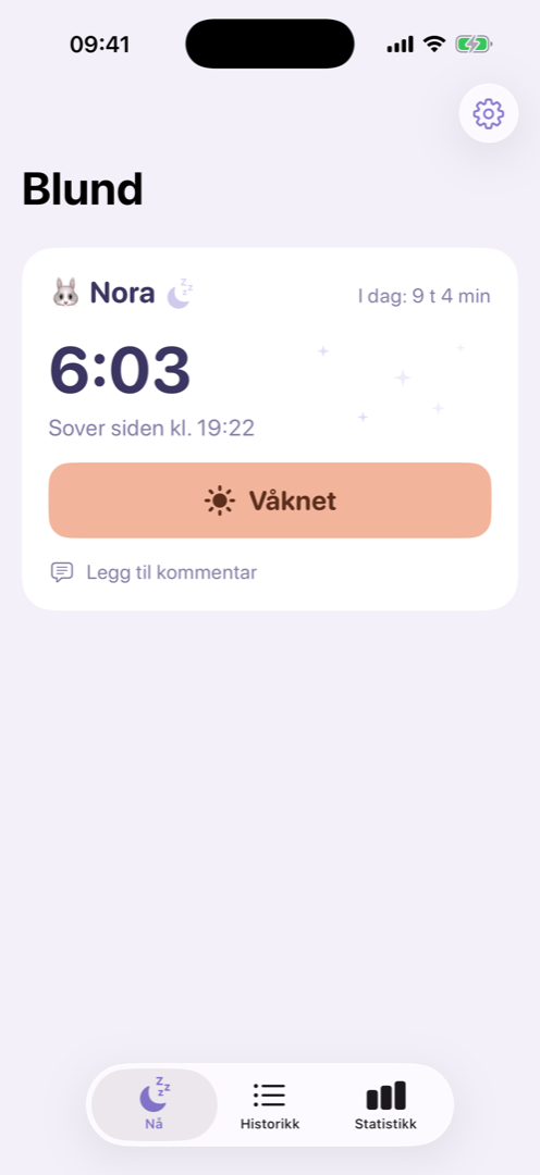 Hovedskjermen mens barnet sover, med klokke som teller og en Våknet-knapp